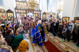 Митрополит Игнатий совершил Божественную литургию в Петропавловском храме г. Саратова