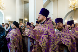Митрополит Игнатий совершил Божественную литургию в Петропавловском храме г. Саратова