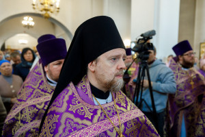 Митрополит Игнатий совершил Божественную литургию в Петропавловском храме г. Саратова