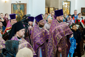 Митрополит Игнатий совершил Божественную литургию в Петропавловском храме г. Саратова