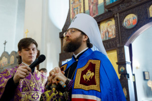 Митрополит Игнатий совершил Божественную литургию в Петропавловском храме г. Саратова
