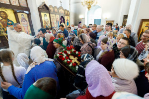 Митрополит Игнатий совершил Божественную литургию в Петропавловском храме г. Саратова