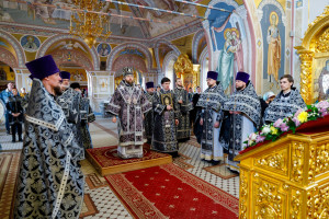Митрополит Игнатий совершил Литургию Преждеосвященных Даров в Свято-Троицком кафедральном соборе г. Саратова