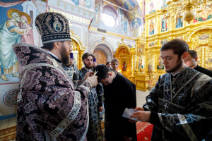 Митрополит Игнатий совершил Литургию Преждеосвященных Даров в Свято-Троицком кафедральном соборе г. Саратова