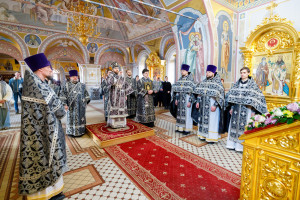 Митрополит Игнатий совершил Литургию Преждеосвященных Даров в Свято-Троицком кафедральном соборе г. Саратова