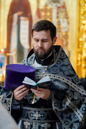 Митрополит Игнатий совершил Литургию Преждеосвященных Даров в Свято-Троицком кафедральном соборе г. Саратова