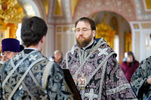 Митрополит Игнатий совершил Литургию Преждеосвященных Даров в Свято-Троицком кафедральном соборе г. Саратова
