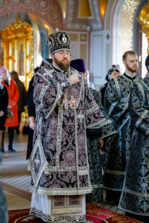 Митрополит Игнатий совершил Литургию Преждеосвященных Даров в Свято-Троицком кафедральном соборе г. Саратова