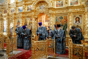 Митрополит Игнатий совершил Литургию Преждеосвященных Даров в Свято-Троицком кафедральном соборе г. Саратова