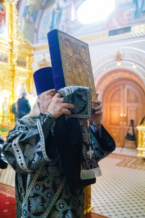 Митрополит Игнатий совершил Литургию Преждеосвященных Даров в Свято-Троицком кафедральном соборе г. Саратова