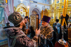 Митрополит Игнатий совершил Литургию Преждеосвященных Даров в Свято-Троицком кафедральном соборе г. Саратова