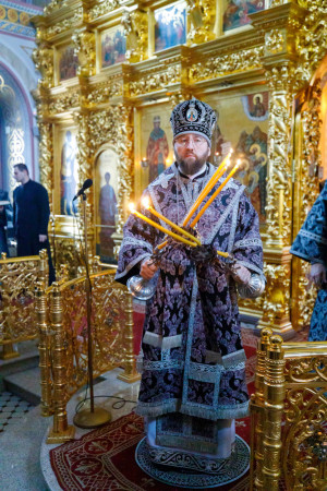 Митрополит Игнатий совершил Литургию Преждеосвященных Даров в Свято-Троицком кафедральном соборе г. Саратова