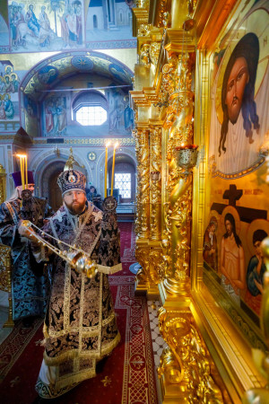 Митрополит Игнатий совершил Литургию Преждеосвященных Даров в Свято-Троицком кафедральном соборе г. Саратова