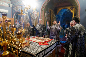 Митрополит Игнатий совершил Литургию Преждеосвященных Даров в Свято-Троицком кафедральном соборе г. Саратова