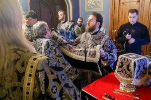 Митрополит Игнатий совершил Литургию Преждеосвященных Даров в Свято-Троицком кафедральном соборе г. Саратова