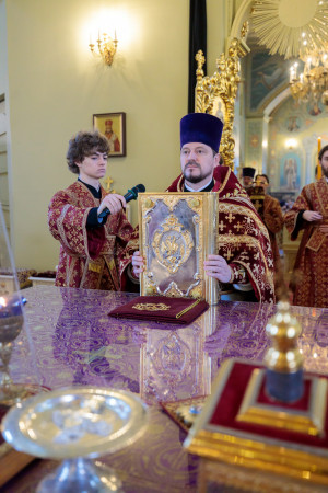 Митрополит Игнатий совершил Божественную литургию в Покровском соборе г. Саратова