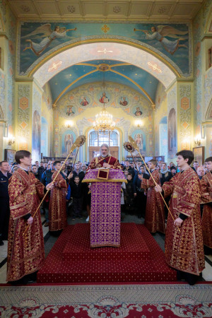 Митрополит Игнатий совершил Божественную литургию в Покровском соборе г. Саратова