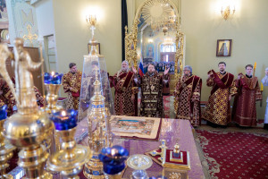 Митрополит Игнатий совершил Божественную литургию в Покровском соборе г. Саратова