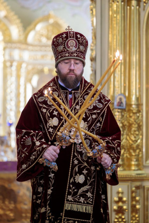 Митрополит Игнатий совершил Божественную литургию в Покровском соборе г. Саратова
