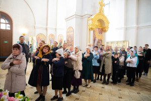 Митрополит Игнатий совершил Божественную литургию в Николо-Тихвинском соборном храме г. Саратова