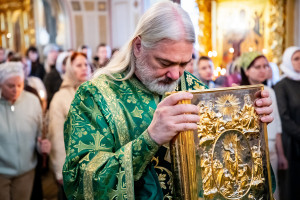 Божественная литургия в Свято-Троицком кафедральном соборе г. Саратова