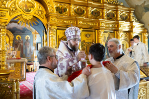 Митрополит Игнатий совершил вечерню в соединении с Крещальной литургией в Свято-Троицком кафедральном соборе г. Саратова