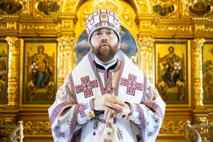 Митрополит Игнатий совершил вечерню в соединении с Крещальной литургией в Свято-Троицком кафедральном соборе г. Саратова