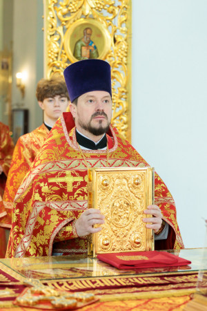 Митрополит Игнатий совершил Божественную литургию в Покровском храме г. Петровска