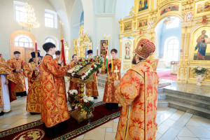 Митрополит Игнатий совершил Божественную литургию в Покровском храме г. Петровска