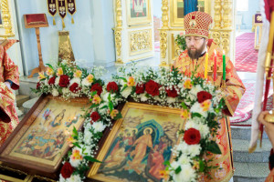 Митрополит Игнатий совершил Божественную литургию в Покровском храме г. Петровска