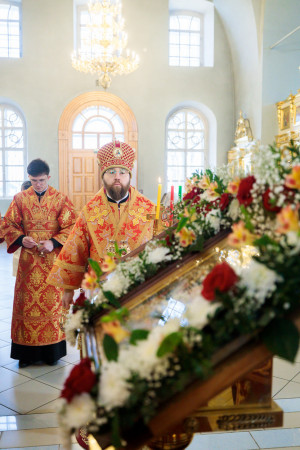 Митрополит Игнатий совершил Божественную литургию в Покровском храме г. Петровска