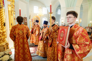 Митрополит Игнатий совершил Божественную литургию в Покровском храме г. Петровска