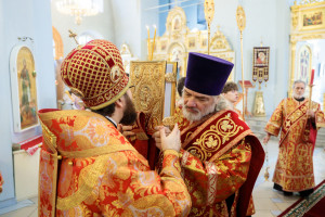 Митрополит Игнатий совершил Божественную литургию в Покровском храме г. Петровска