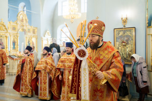 Митрополит Игнатий совершил Божественную литургию в Покровском храме г. Петровска
