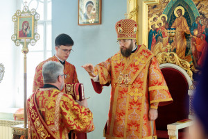 Митрополит Игнатий совершил Божественную литургию в Покровском храме г. Петровска