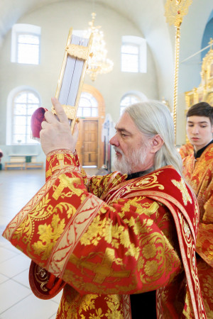 Митрополит Игнатий совершил Божественную литургию в Покровском храме г. Петровска