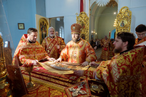 Митрополит Игнатий совершил Божественную литургию в Покровском храме г. Петровска