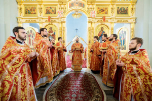 Митрополит Игнатий совершил Божественную литургию в Покровском храме г. Петровска
