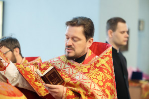 Митрополит Игнатий совершил Божественную литургию в Покровском храме г. Петровска