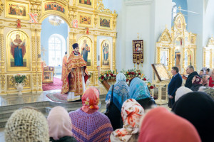 Митрополит Игнатий совершил Божественную литургию в Покровском храме г. Петровска