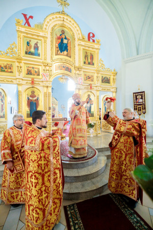 Митрополит Игнатий совершил Божественную литургию в Покровском храме г. Петровска