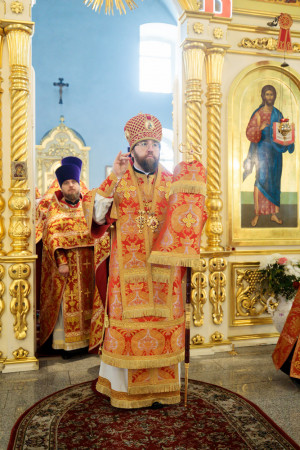 Митрополит Игнатий совершил Божественную литургию в Покровском храме г. Петровска