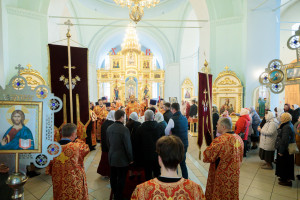 Митрополит Игнатий совершил Божественную литургию в Покровском храме г. Петровска