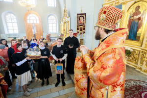 Митрополит Игнатий совершил Божественную литургию в Покровском храме г. Петровска