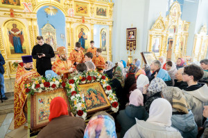 Митрополит Игнатий совершил Божественную литургию в Покровском храме г. Петровска