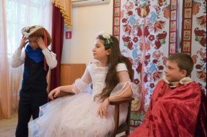 Воспитанники студии «Радость» показали спектакль подопечным центра «Семья»