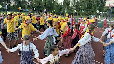 В «Солнечном» прошла веселая и красочная вечёрка