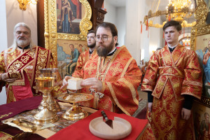 Митрополит Игнатий совершил Божественную литургию в храме Нерукотворного Образа Спасителя г. Саратова