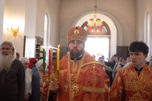 Митрополит Игнатий совершил Божественную литургию в храме Нерукотворного Образа Спасителя г. Саратова