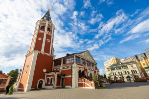 Митрополит Игнатий совершил Божественную литургию и великую вечерню в Свято-Троицком кафедральном соборе г. Саратова